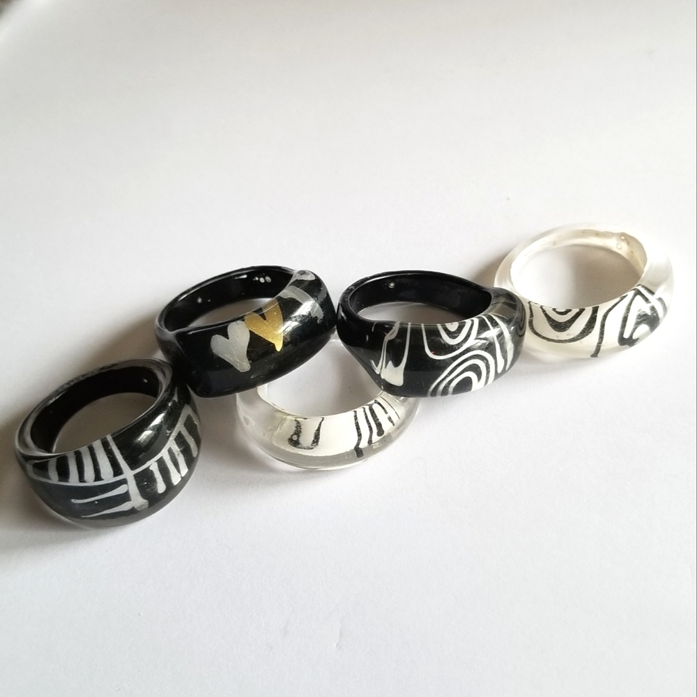 5 rings black and white lot reverse painted plastic funky retro jewelry